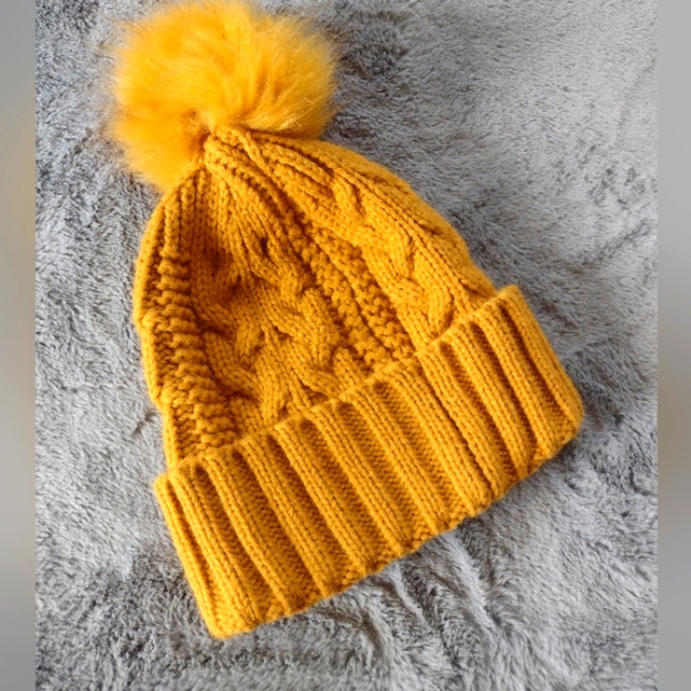 EUC Vince Camuto Knit Pom Beanie